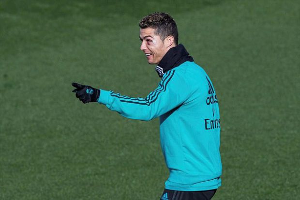 Zidane Bela Ronaldo 'Selfie' Pakai Ponsel Dokter