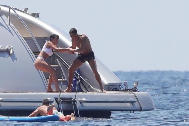 Di Pulau Ibiza, Ronaldo Lempar Kekasihnya dari Kapal Pesiar