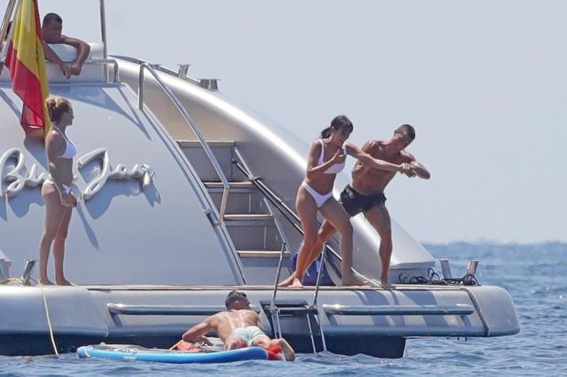 Di Pulau Ibiza, Ronaldo Lempar Kekasihnya dari Kapal Pesiar