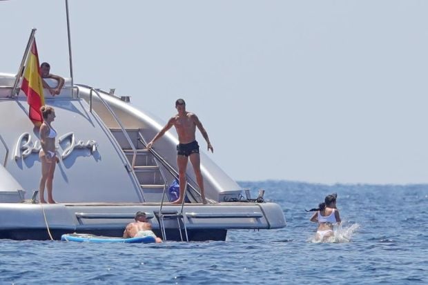 Di Pulau Ibiza, Ronaldo Lempar Kekasihnya dari Kapal Pesiar