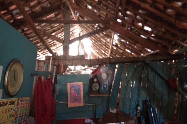Keluarga di Pekalongan Ini Tinggal di Rumah yang Nyaris Ambruk