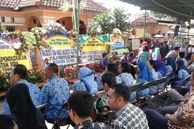 Isak tangis mengiringi pemakaman Kadisdukcapil Salatiga Gazali Bustanul Arifin, korban tewas dalam kecelakaan karambol di Tol Ungaran. Ratusan warga dan rekan kerja korban mengantarkan jenazah ke peristirahatan terakhir. Foto/MNC Media/Taufik Budi