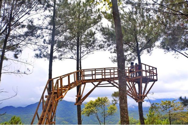 Berswafoto di Tengah Bukit dan Hutan di Kawasan Pabangbon Bogor