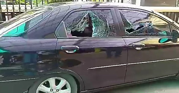 Parkir Sembarangan, Mobil Mewah Ini Dirusak Pemilik Rumah