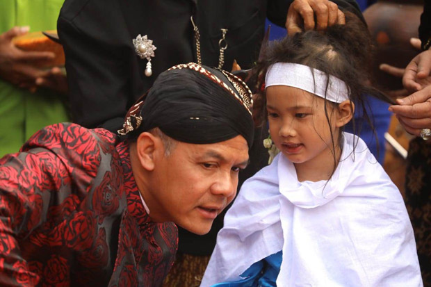Prosesi Ruwat Bocah Gimbal, dari Minta Terasi hingga Klepon Tiga Tampah