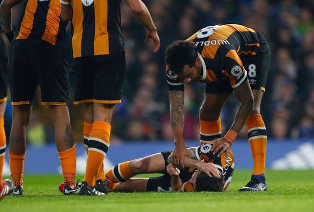 Ini Detik-detik Tandukan Horor Gary Cahill ke Ryan Mason