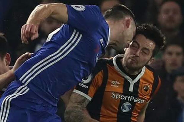 Ini Detik-detik Tandukan Horor Gary Cahill ke Ryan Mason