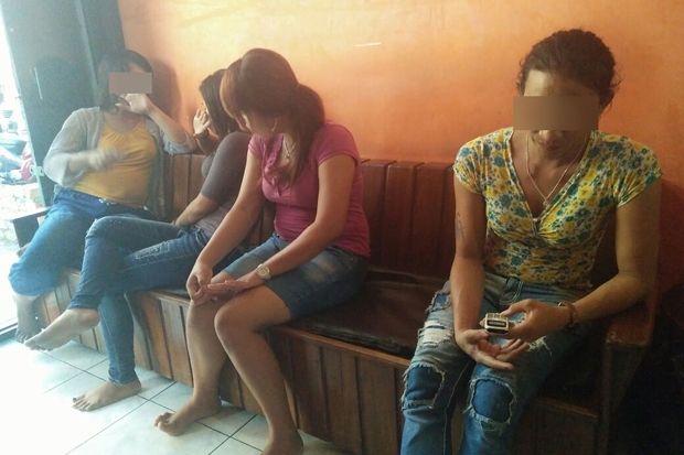 Salon 'Esek-esek' Digerebek, Pria Tanpa Busana Kaget