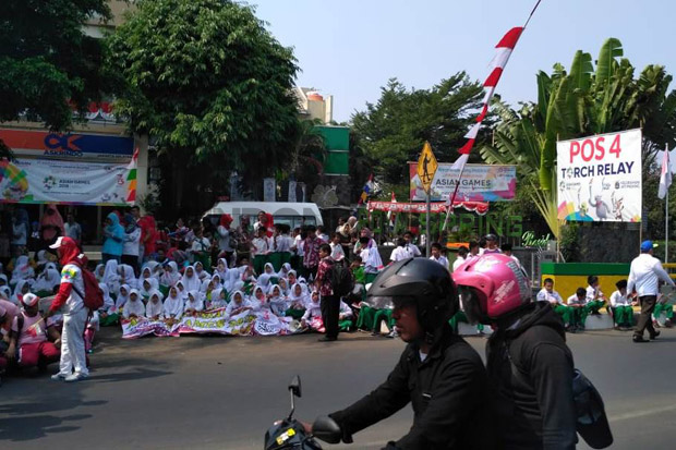 Sambut Obor Asian Games 2018, Pelajar dan Warga Padati Jalan Raya Ragunan