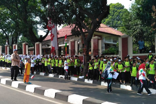 Sambut Obor Asian Games 2018, Pelajar dan Warga Padati Jalan Raya Ragunan