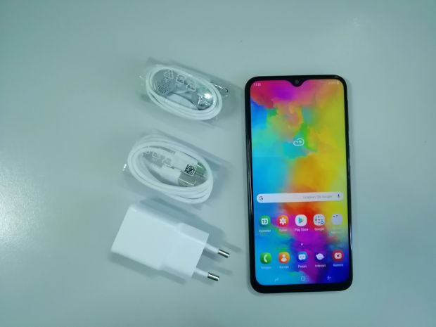 Unboxing Samsung Galaxy M20, Konsumen di Indonesia Dapat Kejutan