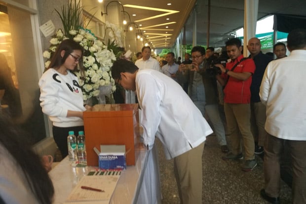 Disambut Hujan Ringan, Sandiaga Uno Melayat ke Rumah Duka Eka Tjipta