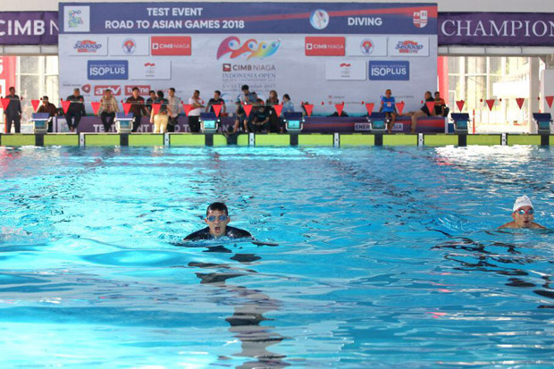 Kunjungi Aquatic GBK, Sandiaga Coba Fasilitas Kolam Renang