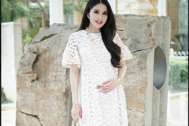 2 Artis Ini Tampil Cantik di Hari Natal