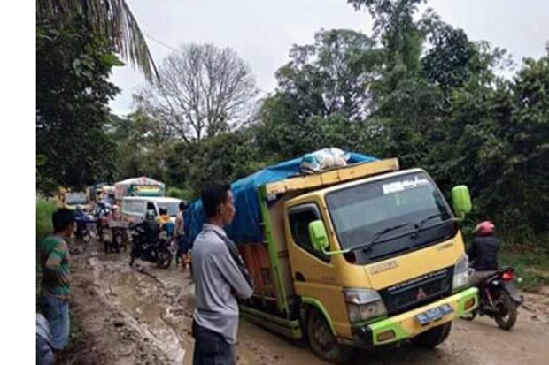 Jalan Provinsi Rusak Parah, Bupati Dodi Ambil Langkah Tanggap Darurat