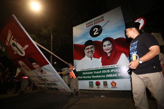 Penertiban Alat Peraga Kampanye di Surabaya