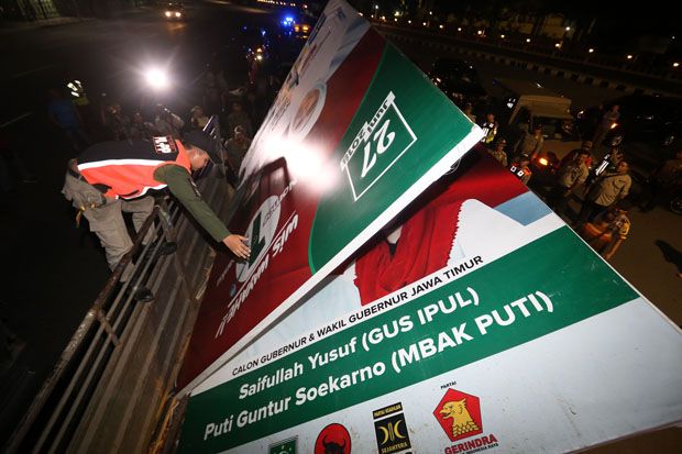 Penertiban Alat Peraga Kampanye di Surabaya