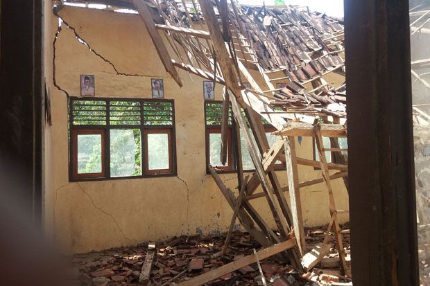 Diterjang Hujan Deras Plus Angin, Atap SD Inpres di Bima Ambruk