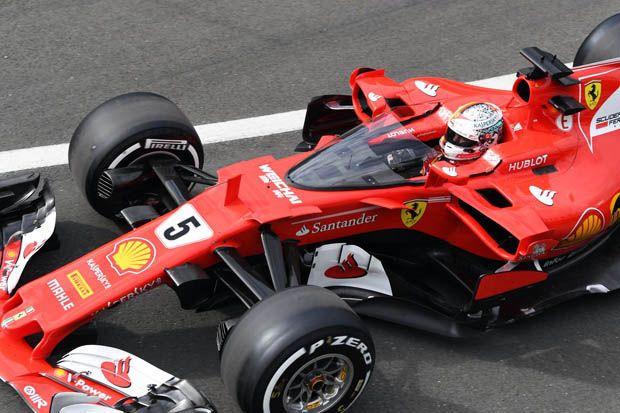 Sebastian Vettel (Ferrari) saat menguji shield pada FP1 F1 GP Inggris 2017 di sirkuit Silverstone. (Foto-F1) 2