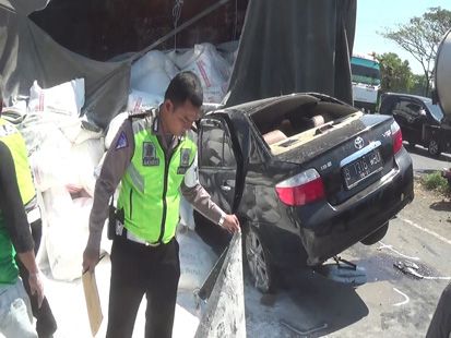 Sedan Ringsek Tertimpa Truk Gandeng di Kendal, Sopir Selamat