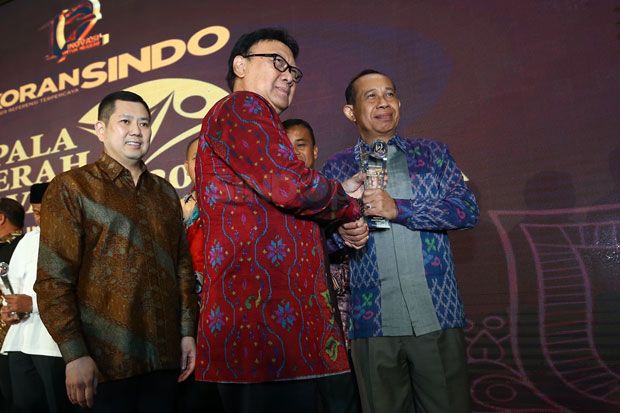 Sukses Kembangkan Ekonomi dan Investasi, Bupati Tabanan Raih KDI 2017