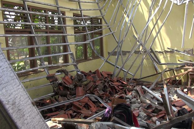 Tiga Ruang Kelas SD Ambruk, Dua Siswa Terluka