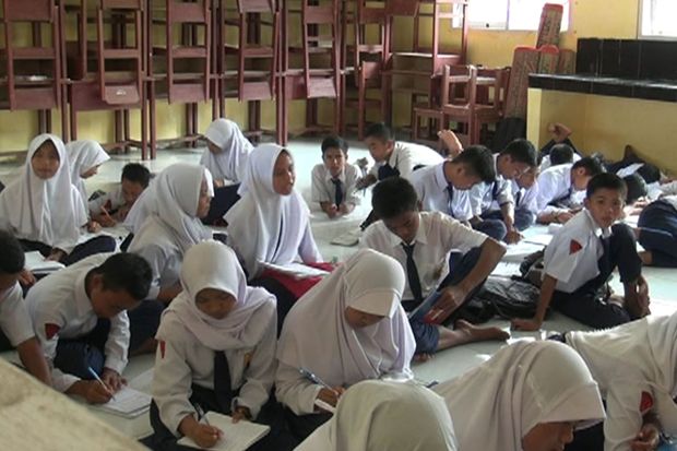 Kekurangan Kelas, Siswa SMPN 4 Pasangkayu Belajar di Lorong Sekolah