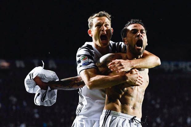 Selebrasi Dani Alves (kanan) usai mencetak gol buat Juventus di markas Atalanta. (Foto-Juventus FC)
