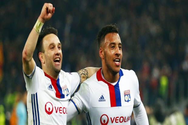 Selebrasi gol Mathieu Valbuena (kiri-Lyon) usai menjebol gawang Angers. (Foto-ligue1)
