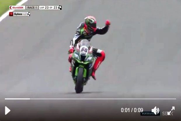 Selebrasi Tom Sykes usai jadi pembalap terdepan yang melintasi garis finis Race 1 WSBK Inggris 2017. (Foto-WSBK)
