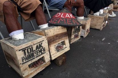 Aksi dan Protes Unik di Dunia, Bawa Sapi hingga Telanjang Dada