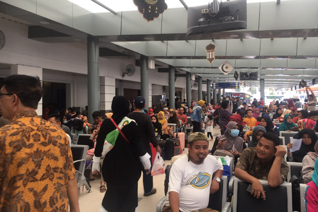 Hari Tarakhir Libur Lebaran, Stasiun Pasar Senen Penuh Sesak
