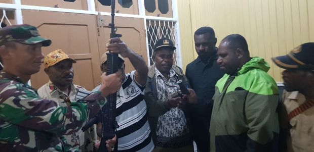 3 Senapan Serbu dan Pistol yang Dirampas OPM Dikembalikan ke TNI