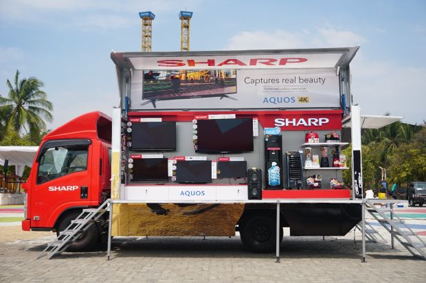 Jelang Usia Emas, Lima Sharp Mobile Display Truck Sambangi Konsumen di Pedalaman