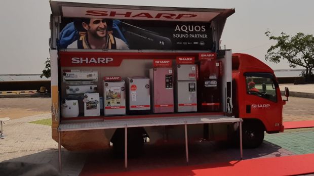 Jelang Usia Emas, Lima Sharp Mobile Display Truck Sambangi Konsumen di Pedalaman