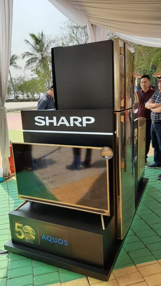 Jelang Usia Emas, Lima Sharp Mobile Display Truck Sambangi Konsumen di Pedalaman