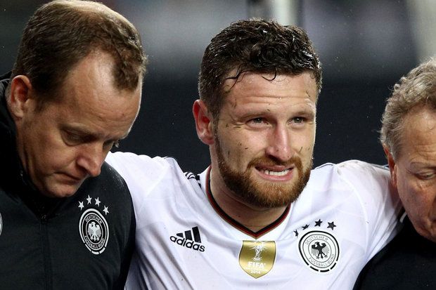 Arsenal Merugi, Mustafi Dipulangkan Dalam Kondisi Cedera