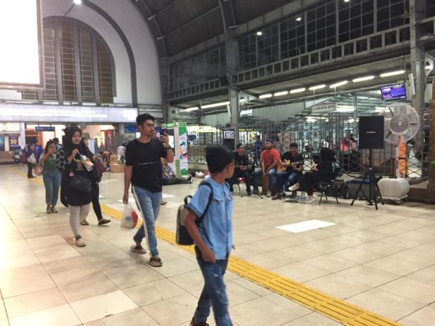SINDO Music Corner Sapa Penumpang KRL di Stasiun Jakarta Kota