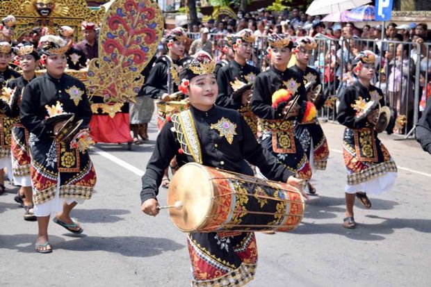 Parade Budaya HUT Kota Singaraja ke-415 Pukau Ribuan Penonton