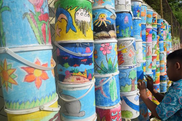 822 Siswa Poles 2.018 Pot Bergambar Flora Fauna