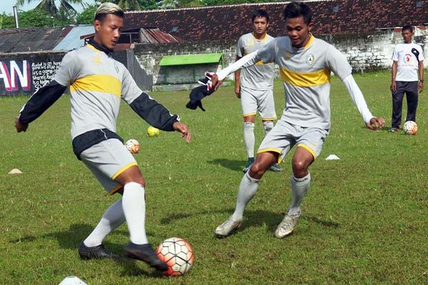 Jodi Kustiawan (kiri) dalam sebuah latihan PSS Sleman baru-baru ini. (Foto/dokumentasi ilustrasi Koran Sindo/Siti Estuningsih)