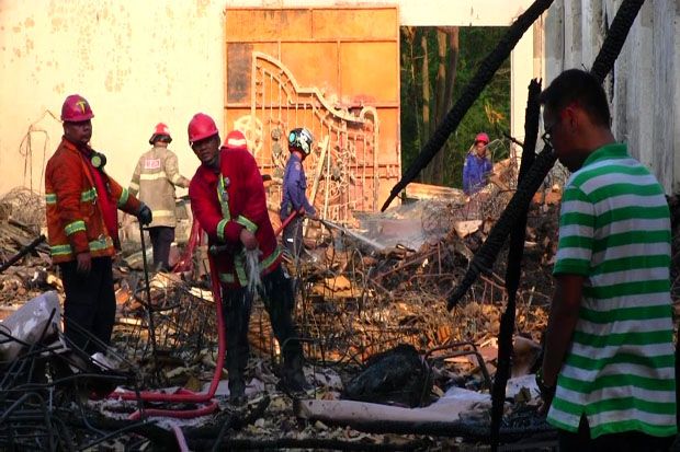Gudang Pabrik Berisi Rotan Siap Ekspor di Cirebon Ludes Terbakar