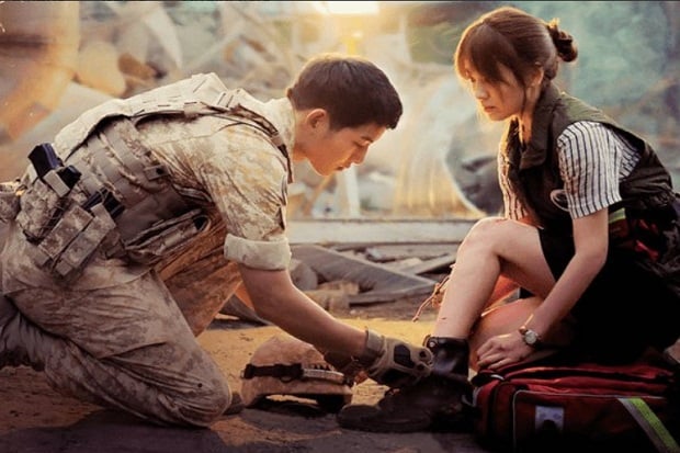 15 Foto Romantis Song Joong Ki dan Song Hye Kyo