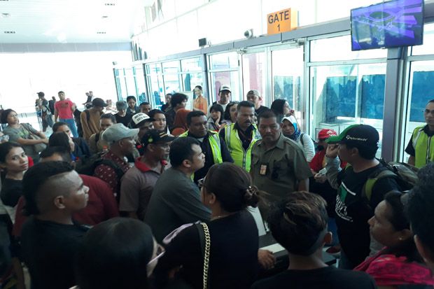 Ratusan Penumpang Garuda dan Nam Air Mengamuk di Bandara DEO Sorong