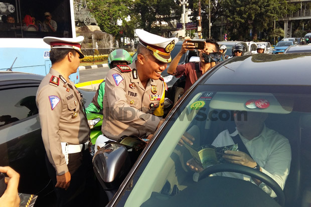 Cara Polisi Sosialisasikan Tilang Elektronik di Sudirman-Thamrin