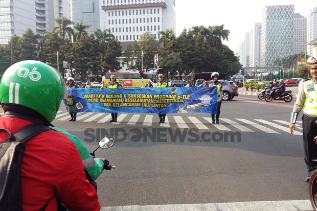 Cara Polisi Sosialisasikan Tilang Elektronik di Sudirman-Thamrin