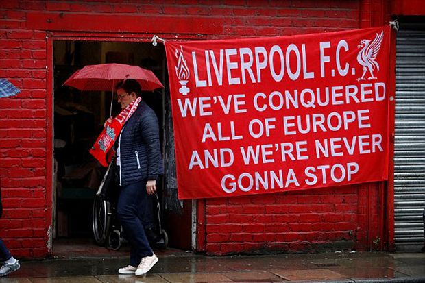 Penggemar Liverpool Berulah, Naik Atap Mobil Polisi hingga Nyalakan Flare