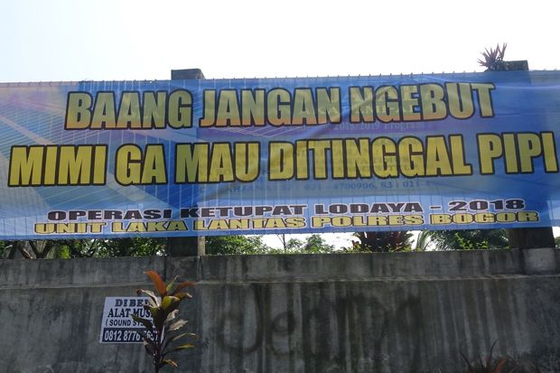 Antisipasi Kecelakaan, Polisi Pasang Spanduk 'Nyeleneh' di Puncak