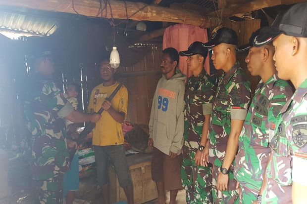 Ini Foto TNI Berikan Sambungan Lisrik ke Rumah Warga di Perbatasan