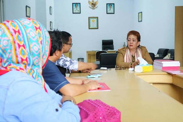Sri Endang Sukarsih (kanan-Kadispora Sulsel). (Foto-rakyatku)